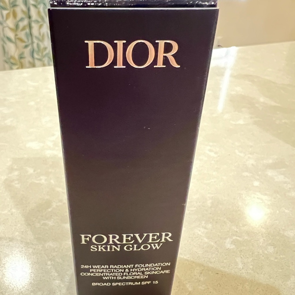 Dior Forever Skin Glow
Radiant Foundation - 24h Wear and Hydration (shade 1.5)